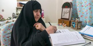 مادربزرگی که در سن ۶۱ سالگی دانشجوی ترم سوم روابط عمومی است