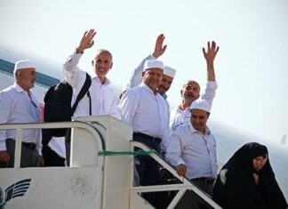 با شوق و محبت منتظر زائران ایرانی هستیم