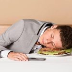 بعد از ناهار خوابت میگیرد، این راهها را امتحان کن