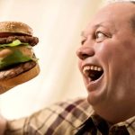 ۱۲ راه برای جلوگیری از پرخوری عصبی و اضافه وزن
