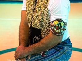 بازوبندی که به بازوی جوانمردی بسته میشود