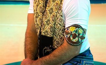 بازوبندی که به بازوی جوانمردی بسته میشود