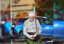 مردی که وسط خیابان کتاب میخواند
