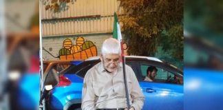 مردی که وسط خیابان کتاب میخواند