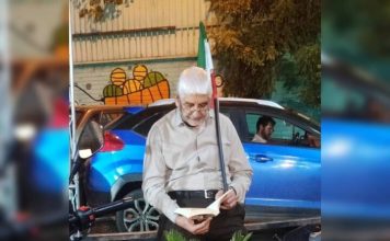مردی که وسط خیابان کتاب میخواند